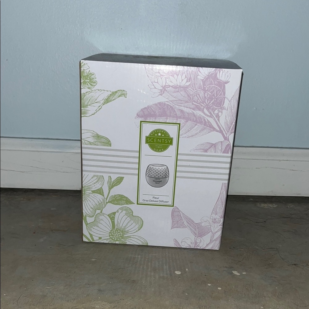 Scentsy Carve Diffuser with Floral Accents